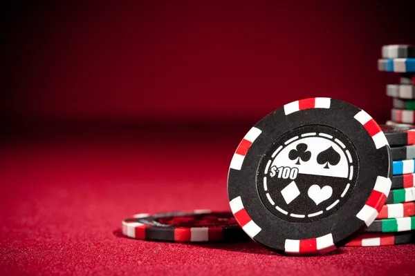 Live dealer spinning the roulette wheel Live roulette wheel and dealer at sahamtoto slot studio